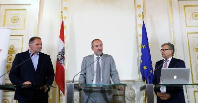 Am 30. September 2016 fand im Bundeskanzleramt ein Pressegespr&auml;ch zum Thema ORF-TVthek goes school &ndash; Videoarchiv &quot;&Ouml;sterreichs Zeitzeugen&quot; statt. Im Bild (v.l.n.r.) Willi Mernyi, Vorsitzender des Mauthausen Komitee &Ouml;sterreich, Kanzleramtsminister Thomas Drozda und ORF-Generaldirektor Alexander Wrabetz.