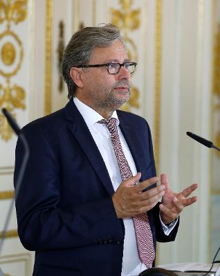 Am 30. September 2016 fand im Bundeskanzleramt ein Pressegespr&auml;ch zum Thema ORF-TVthek goes school &ndash; Videoarchiv &quot;&Ouml;sterreichs Zeitzeugen&quot; statt. Im Bild ORF-Generaldirektor Alexander Wrabetz.