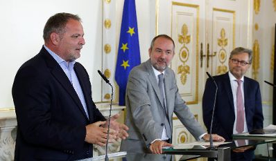 Am 30. September 2016 fand im Bundeskanzleramt ein Pressegespr&auml;ch zum Thema ORF-TVthek goes school &ndash; Videoarchiv &quot;&Ouml;sterreichs Zeitzeugen&quot; statt. Im Bild (v.l.n.r.) Willi Mernyi, Vorsitzender des Mauthausen Komitee &Ouml;sterreich, Kanzleramtsminister Thomas Drozda und ORF-Generaldirektor Alexander Wrabetz.