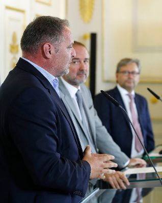 Am 30. September 2016 fand im Bundeskanzleramt ein Pressegespr&auml;ch zum Thema ORF-TVthek goes school &ndash; Videoarchiv &quot;&Ouml;sterreichs Zeitzeugen&quot; statt. Im Bild (v.l.n.r.) Willi Mernyi, Vorsitzender des Mauthausen Komitee &Ouml;sterreich, Kanzleramtsminister Thomas Drozda und ORF-Generaldirektor Alexander Wrabetz.