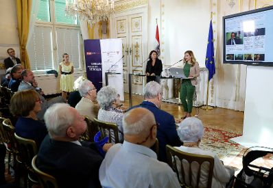 Am 30. September 2016 fand im Bundeskanzleramt ein Pressegespr&auml;ch zum Thema ORF-TVthek goes school &ndash; Videoarchiv &quot;&Ouml;sterreichs Zeitzeugen&quot; statt. Im Bild Christa Bauer (l.) vom Mauthausen Komitee &Ouml;sterreich und Eva Reiter (r.), Leiterin der ORF-TVthek bei ihren abschlie&szlig;enden Worten zum Projekt.