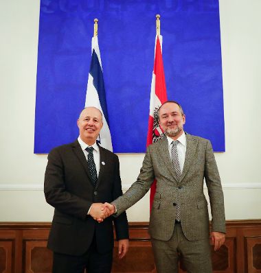 Am 6. Oktober 2016 empfing Kanzleramtsminister Thomas Drozda (r.) den Minister des Staates Israel Tzachi Hanegbi (l.) zu einem Arbeitsgespr&auml;ch.