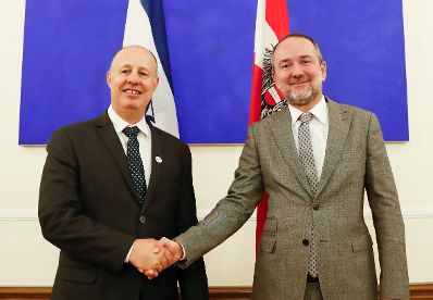 Am 6. Oktober 2016 empfing Kanzleramtsminister Thomas Drozda (r.) den Minister des Staates Israel Tzachi Hanegbi (l.) zu einem Arbeitsgespr&auml;ch.