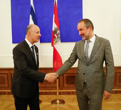 Am 6. Oktober 2016 empfing Kanzleramtsminister Thomas Drozda (r.) den Minister des Staates Israel Tzachi Hanegbi (l.) zu einem Arbeitsgespr&auml;ch.