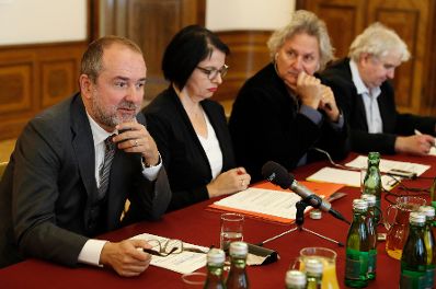 Am 12. Oktober 2016 lud Kanzleramtsminister Thomas Drozda (l.) Medienvertreterinnen und -vertreter zu Hintergrundgespr&auml;chen ins Palais Dietrichstein.