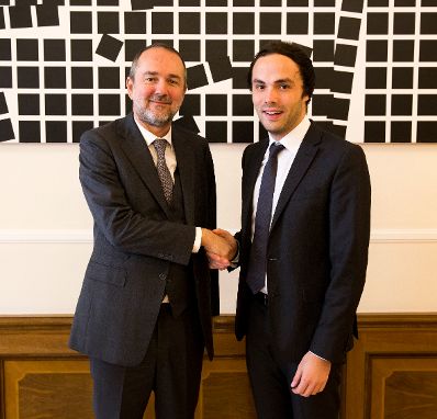 Am 12. Oktober 2016 empfing Kanzleramtsminister Thomas Drozda (l.) den s&uuml;dtiroler Landesrat Philipp Achammer (r.) zu einem Arbeitsgespr&auml;ch.