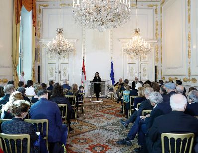 Am 14. Oktober 2016 &uuml;berreichte Bundesminister Thomas Drozda (im Bild) das &Ouml;sterreichische Ehrenkreuz f&uuml;r Wissenschaft und Kunst an Harald Sicheritz. Im Bild Laudatorin Gabriele Lenz.