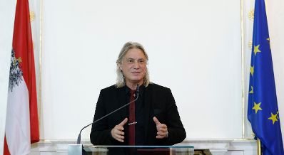 Am 14. Oktober 2016 &uuml;berreichte Bundesminister Thomas Drozda (im Bild) das &Ouml;sterreichische Ehrenkreuz f&uuml;r Wissenschaft und Kunst an Harald Sicheritz (im Bild).