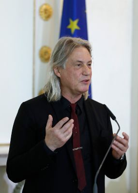 Am 14. Oktober 2016 &uuml;berreichte Bundesminister Thomas Drozda (im Bild) das &Ouml;sterreichische Ehrenkreuz f&uuml;r Wissenschaft und Kunst an Harald Sicheritz (im Bild).