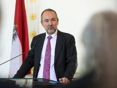 Am 14. Oktober 2016 &uuml;berreichte Bundesminister Thomas Drozda (im Bild) das &Ouml;sterreichische Ehrenkreuz f&uuml;r Wissenschaft und Kunst an Harald Sicheritz.