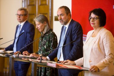 Am 17. Oktober 2016 gab Kunst- und Kulturminister Thomas Drozda gemeinsam mit Andrea Ecker, Sektionschefin f&uuml;r Kunst und Kultur eine Pressekonferenz bez&uuml;glich der Bestellung der wissenschaftlichen und kaufm&auml;nnischen Direktion des Belvedere Museum Wien 2017 bis 2022. Im Bild (v.l.n.r.) Wolfgang Bergmann, designierter kaufm&auml;nnischer Direktor des Belvedere Museum Wien, Stella Rollig, designierte k&uuml;nstlerische Direktorin des Belvedere Museum Wien, Kunst- und Kulturminister Thomas Drozda und Andrea Ecker, Sektionschefin f&uuml;r Kunst und Kultur.