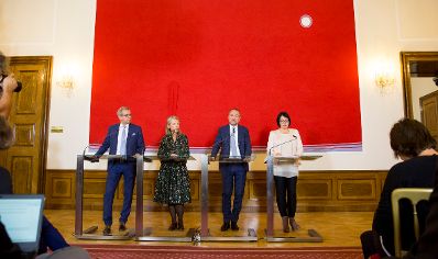 Am 17. Oktober 2016 gab Kunst- und Kulturminister Thomas Drozda gemeinsam mit Andrea Ecker, Sektionschefin f&uuml;r Kunst und Kultur eine Pressekonferenz bez&uuml;glich der Bestellung der wissenschaftlichen und kaufm&auml;nnischen Direktion des Belvedere Museum Wien 2017 bis 2022. Im Bild (v.l.n.r.) Wolfgang Bergmann, designierter kaufm&auml;nnischer Direktor des Belvedere Museum Wien, Stella Rollig, designierte k&uuml;nstlerische Direktorin des Belvedere Museum Wien, Kunst- und Kulturminister Thomas Drozda und Andrea Ecker, Sektionschefin f&uuml;r Kunst und Kultur.