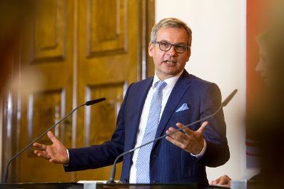 Am 17. Oktober 2016 gab Kunst- und Kulturminister Thomas Drozda (im Bild) gemeinsam mit Andrea Ecker, Sektionschefin f&uuml;r Kunst und Kultur eine Pressekonferenz bez&uuml;glich der Bestellung der wissenschaftlichen und kaufm&auml;nnischen Direktion des Belvedere Museum Wien 2017 bis 2022. Im Bild Wolfgang Bergmann, designierter kaufm&auml;nnischer Direktor des Belvedere Museum Wien.