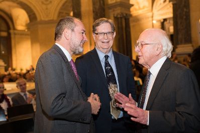 Am 18. Oktober 2016 er&ouml;ffnete Kunst- und Kulturminister Thomas Drozda (l.) die Ausstellung &quot;Wie alles begann. Von Galaxien, Quarks und Kollisionen&quot; im Naturhistorischen Museum Wien. Im Bild mit dem britischen Physiker und Nobelpreistr&auml;ger Peter Higgs (r.) und dem amerikanischen Physiker und Nobelpreistr&auml;ger George Smoot (m.).