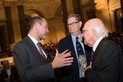 Am 18. Oktober 2016 er&ouml;ffnete Kunst- und Kulturminister Thomas Drozda (l.) die Ausstellung &quot;Wie alles begann. Von Galaxien, Quarks und Kollisionen&quot; im Naturhistorischen Museum Wien. Im Bild mit dem britischen Physiker und Nobelpreistr&auml;ger Peter Higgs (r.) und dem amerikanischen Physiker und Nobelpreistr&auml;ger George Smoot (m.).