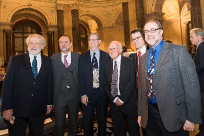 Am 18. Oktober 2016 er&ouml;ffnete Kunst- und Kulturminister Thomas Drozda die Ausstellung &quot;Wie alles begann. Von Galaxien, Quarks und Kollisionen&quot; im Naturhistorischen Museum Wien. Im Bild (v.l.n.r.) Pr&auml;sident der &Ouml;sterreichischen Akademie der Wissenschaften Anton Zeilinger, Kunst- und Kulturminister Thomas Drozda, amerikanischer Physiker und Nobelpreistr&auml;ger George Smoot, britischer Physiker und Nobelpreistr&auml;ger Peter Higgs, Direktor des Instituts f&uuml;r Hochenergiephysik (HEPHY) der &Ouml;AW Jochen Schieck und Generaldirektor des Naturhistorischen Museums Wien Christian K&ouml;berl.
