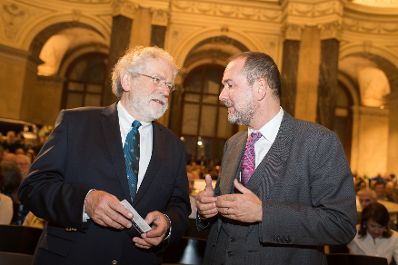 Am 18. Oktober 2016 er&ouml;ffnete Kunst- und Kulturminister Thomas Drozda (r.) die Ausstellung &quot;Wie alles begann. Von Galaxien, Quarks und Kollisionen&quot; im Naturhistorischen Museum Wien. Im Bild mit dem Pr&auml;sidenten der &Ouml;sterreichischen Akademie der Wissenschaften Anton Zeilinger (l.).