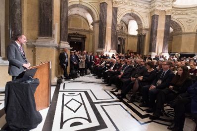 Am 18. Oktober 2016 er&ouml;ffnete Kunst- und Kulturminister Thomas Drozda (l.) die Ausstellung &quot;Wie alles begann. Von Galaxien, Quarks und Kollisionen&quot; im Naturhistorischen Museum Wien.