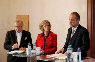 Am 20. Oktober 2016 lud Kunst- und Kulturminister Thomas Drozda (r.) zu einem Mediengespr&auml;ch zum Thema &quot;Haus der Geschichte &Ouml;sterreich 2018&quot;. Im Bild mit Oliver Rathkolb (l.), Vorstand des Instituts f&uuml;r Zeitgeschichte und Sabine Haag (m.), Generaldirektorin des Kunsthistorischen Museums.