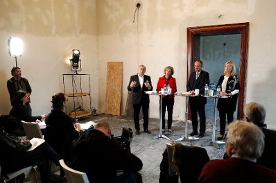 Am 20. Oktober 2016 lud Kunst- und Kulturminister Thomas Drozda zu einem Mediengespr&auml;ch zum Thema &quot;Haus der Geschichte &Ouml;sterreich 2018&quot;. Im Bild (v.l.n.r.) Oliver Rathkolb, Vorstand des Instituts f&uuml;r Zeitgeschichte, Sabine Haag, Generaldirektorin des Kunsthistorischen Museums, Kunst- und Kulturminister Thomas Drozda und Johanna Rachinger, Generaldirektorin der &Ouml;sterreichischen Nationalbibliothek.