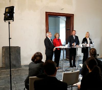 Am 20. Oktober 2016 lud Kunst- und Kulturminister Thomas Drozda zu einem Mediengespr&auml;ch zum Thema &quot;Haus der Geschichte &Ouml;sterreich 2018&quot;. Im Bild (v.l.n.r.) Oliver Rathkolb, Vorstand des Instituts f&uuml;r Zeitgeschichte, Sabine Haag, Generaldirektorin des Kunsthistorischen Museums, Kunst- und Kulturminister Thomas Drozda und Johanna Rachinger, Generaldirektorin der &Ouml;sterreichischen Nationalbibliothek.