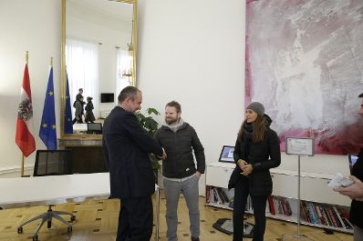 Am 26. Oktober 2016 empfing Kanzleramtsminister Thomas Drozda im Rahmen des Nationalfeiertages Besucherinnen und Besucher im Bundeskanzleramt.