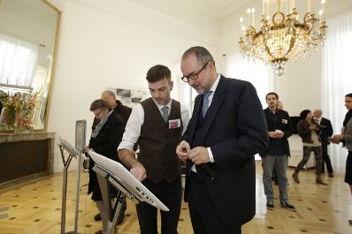 Am 26. Oktober 2016 empfing Kanzleramtsminister Thomas Drozda im Rahmen des Nationalfeiertages Besucherinnen und Besucher im Bundeskanzleramt.