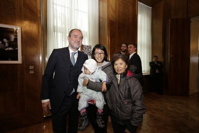Am 26. Oktober 2016 empfing Kanzleramtsminister Thomas Drozda im Rahmen des Nationalfeiertages Besucherinnen und Besucher im Bundeskanzleramt.