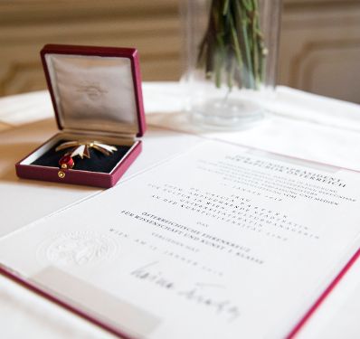 Am 3. November &uuml;berreichte Kunst- und Kulturminister Thomas Drozda das &Ouml;sterreichische Ehrenkreuz f&uuml;r Wissenschaft und Kunst I. Klasse an Ursula Pasterk.