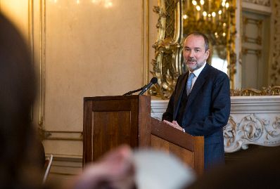 Am 3. November &uuml;berreichte Kunst- und Kulturminister Thomas Drozda (im Bild) das &Ouml;sterreichische Ehrenkreuz f&uuml;r Wissenschaft und Kunst I. Klasse an Ursula Pasterk.