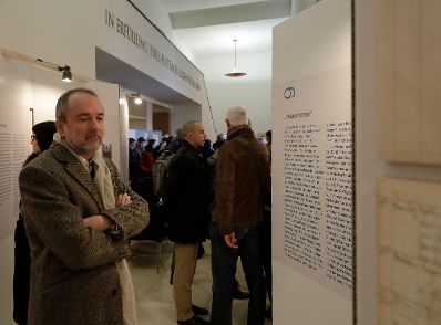 Am 8. November 2016 er&ouml;ffnete Kunst- und Kulturminister Thomas Drozda (l.) die Ausstellung &quot;Letzte Orte vor der Deportation&quot; in der Krypta des Heldendenkmals.