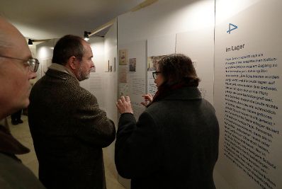 Am 8. November 2016 er&ouml;ffnete Kunst- und Kulturminister Thomas Drozda (l.) die Ausstellung &quot;Letzte Orte vor der Deportation&quot; in der Krypta des Heldendenkmals.