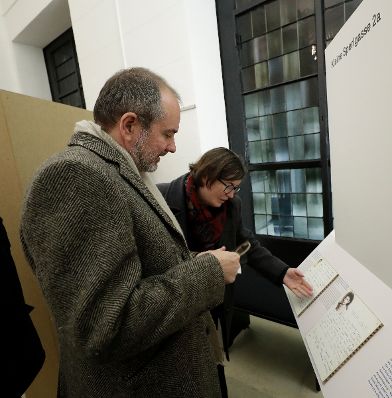 Am 8. November 2016 er&ouml;ffnete Kunst- und Kulturminister Thomas Drozda (l.) die Ausstellung &quot;Letzte Orte vor der Deportation&quot; in der Krypta des Heldendenkmals.