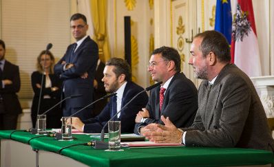Am 8. November 2016 fand das Medienbriefing &uuml;ber die Regierungssitzung statt. Im Bild (v.r.n.l.) Kanzleramtsminister Thomas Drozda, Verkehrsminister J&ouml;rg Leichtfried und Staatssekret&auml;r Harald Mahrer.