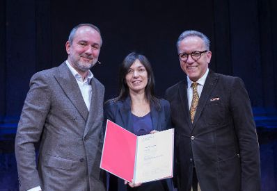 Am 8. November 2016 verlieh Kunst- und Kulturminister Thomas Drozda (l.) den &quot;&Ouml;sterreichischen Buchpreis 2016&quot;. Im Bild mit Deb&uuml;tpreistr&auml;gerin Friederike G&ouml;sweiner (m.) und Arbeiterkammerpr&auml;sident Rudi Kaske (r.).