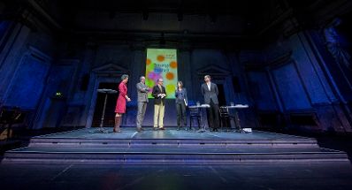 Am 8. November 2016 verlieh Kunst- und Kulturminister Thomas Drozda den &quot;&Ouml;sterreichischen Buchpreis 2016&quot;.