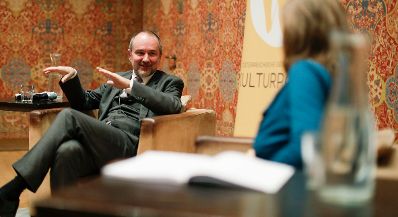 Am 15. November 2016 lud die &Ouml;sterreichische Gesellschaft f&uuml;r Kulturpolitik zum Gespr&auml;ch von Kunst- und Kulturminister Thomas Drozda (l.) mit Musikerin Birgit Denk (r.) ins Leopold Museum.