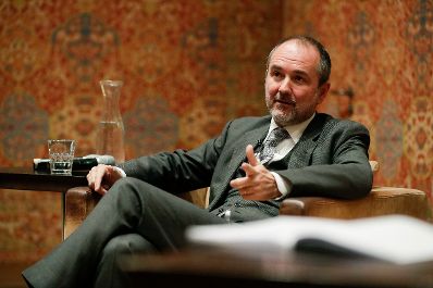 Am 15. November 2016 lud die &Ouml;sterreichische Gesellschaft f&uuml;r Kulturpolitik zum Gespr&auml;ch von Kunst- und Kulturminister Thomas Drozda (im Bild) mit Musikerin Birgit Denk ins Leopold Museum.