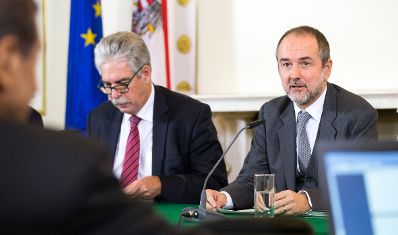 Am 15. November 2016 fand das Medienbriefing &uuml;ber die Regierungssitzung statt. Im Bild Kanzleramtsminister Thomas Drozda (r.) und Finanzminister Hans J&ouml;rg Schelling (l.).