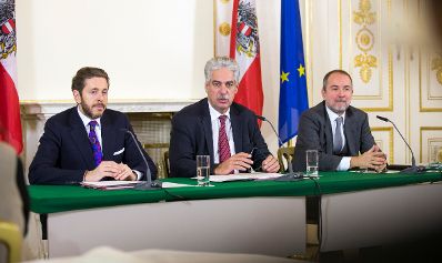Am 15. November 2016 fand das Medienbriefing &uuml;ber die Regierungssitzung statt. Im Bild (v.l.n.r) Staatssekret&auml;r Harald Mahrer, Finanzminister Hans J&ouml;rg Schelling und Kanzleramtsminister Thomas Drozda.