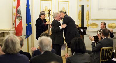 Am 16. November 2016 verlieh Kunst- und Kulturminister Thomas Drozda den &Ouml;sterreichischen Staatspreis f&uuml;r Kulturpublizistik an Alfred Noll (r.). Im Bild mit Laudator Armin Thurnher (l.).