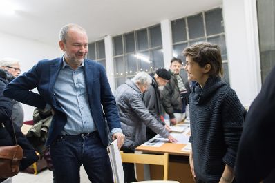 Am 19. November 2016 besuchte Kunst- und Kulturminister Thomas Drozda (l.) Ateliers und Studios anl&auml;sslich der Vienna Art Week. Im Bild mit K&uuml;nstlerin Roberta Lima (r.).