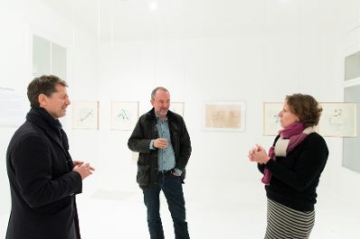 Am 19. November 2016 besuchte Kunst- und Kulturminister Thomas Drozda (m.) Ateliers und Studios anl&auml;sslich der Vienna Art Week. Im Bild mit dem k&uuml;nstlerischen Direktor der Vienna Art Week Robert Punkenhofer (l.) und Gudrun Wallenb&ouml;ck, Hinterland Galerie (r.).