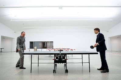 Am 24. November 2016 er&ouml;ffnete Kunst- und Kulturminister Thomas Drozdar (l.) die Ausstellung &quot;J&uacute;lius Koller - One Man Anti Show&quot; im MUMOK. Im Bild mit dem slowakische Kunstminister Marek Ma&iuml;ari&egrave; (r.).