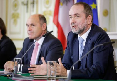 Am 29. November 2016 fand das Medienbriefing &uuml;ber die Regierungssitzung statt. Im Bild Kanzleramtsminister Thomas Drozda (r.) und Innenminister Wolfgang Sobotka (l.).