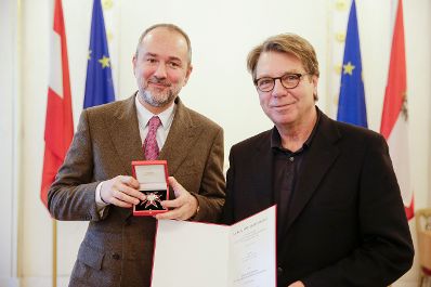 Am 30. November 2016 &uuml;berreichte Kunst- und Kulturminister Thomas Drozda (l.) das Gro&szlig;e Ehrenzeichen f&uuml;r Verdienste um die Republik &Ouml;sterreich an Peter Rosei (r.).