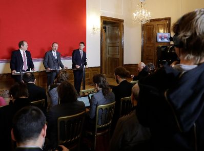 Am 21. Dezember 2016 gab Kunst- und Kulturminister Thomas Drozda (m.) gemeinsam mit Christian Kircher (l.), Gesch&auml;ftsf&uuml;hrer der Bundestheater-Holding eine Pressekonferenz bez&uuml;glich der Bestellung der Direktion der Wiener Staatsoper ab 2020. Im Bild mit Bogdan Roscic (r.), designierter Direktor der Wiener Staatsoper ab 2020.