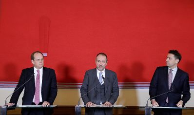 Am 21. Dezember 2016 gab Kunst- und Kulturminister Thomas Drozda (m.) gemeinsam mit Christian Kircher (l.), Gesch&auml;ftsf&uuml;hrer der Bundestheater-Holding eine Pressekonferenz bez&uuml;glich der Bestellung der Direktion der Wiener Staatsoper ab 2020. Im Bild mit Bogdan Roscic (r.), designierter Direktor der Wiener Staatsoper ab 2020.