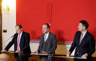 Am 21. Dezember 2016 gab Kunst- und Kulturminister Thomas Drozda (m.) gemeinsam mit Christian Kircher (l.), Gesch&auml;ftsf&uuml;hrer der Bundestheater-Holding eine Pressekonferenz bez&uuml;glich der Bestellung der Direktion der Wiener Staatsoper ab 2020. Im Bild mit Bogdan Roscic (r.), designierter Direktor der Wiener Staatsoper ab 2020.