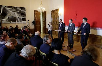 Am 21. Dezember 2016 gab Kunst- und Kulturminister Thomas Drozda gemeinsam mit Christian Kircher, Gesch&auml;ftsf&uuml;hrer der Bundestheater-Holding eine Pressekonferenz bez&uuml;glich der Bestellung der Direktion der Wiener Staatsoper ab 2020. Im Bild mit Bogdan Roscic, designierter Direktor der Wiener Staatsoper ab 2020.